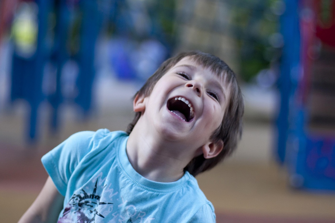 Kinderen spelen op kleurrijke tuin glijbaan.