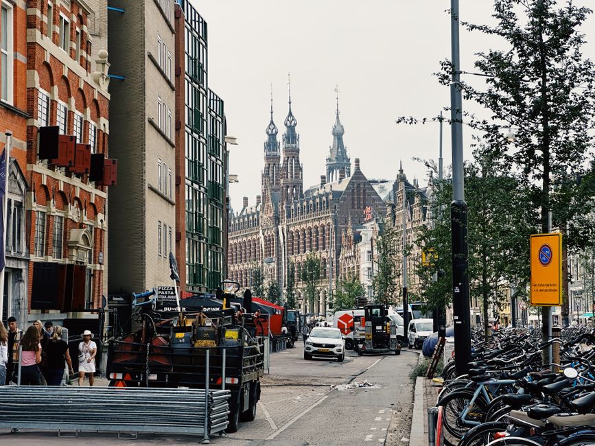 Gezellige stadsherfst met geïntegreerde Amsterdam posters.