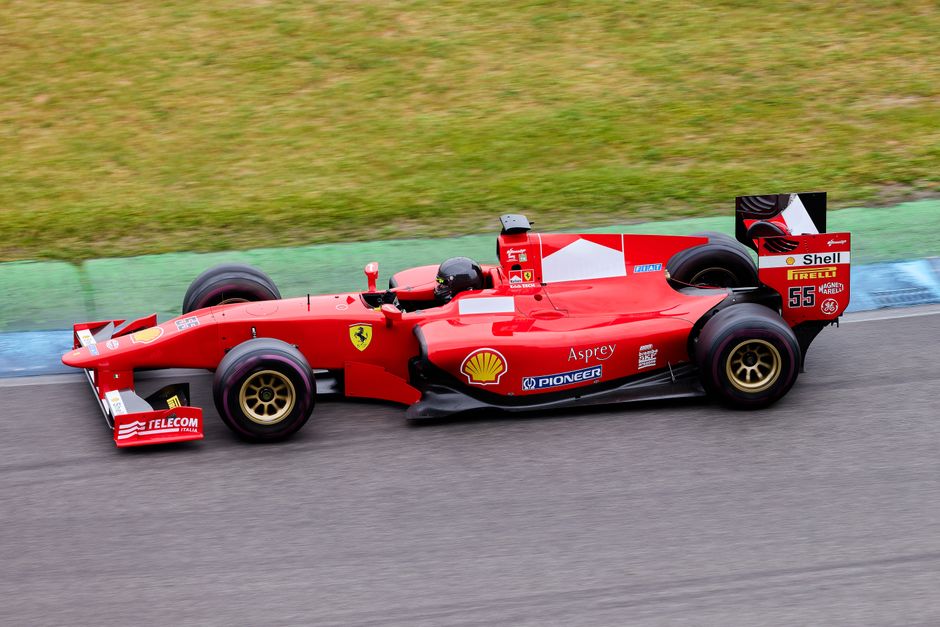 Formule 1-poster verlevendigt moderne werkplek.