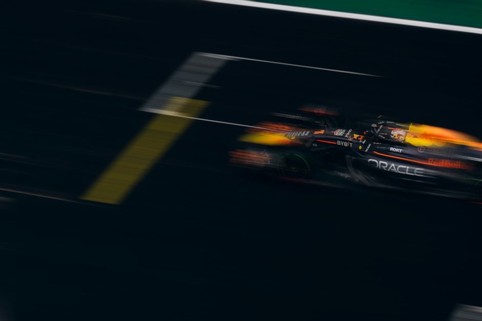 Kleurrijke Formule 1-poster inspireert op studeerkamer.