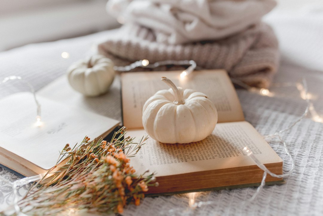 Een stijlvolle woonkamer vol herfstdecoratie en boeken. Een stijlvolle woonkamer vol herfstdecoratie en boeken.